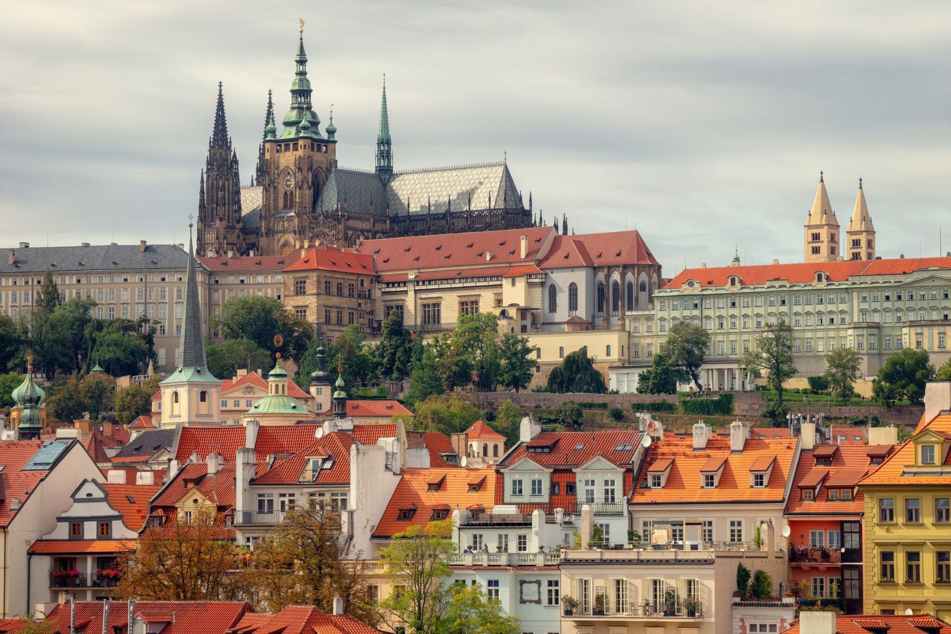 A picturesque view of the iconic Prague Castle and Old Town with traditional architecture.